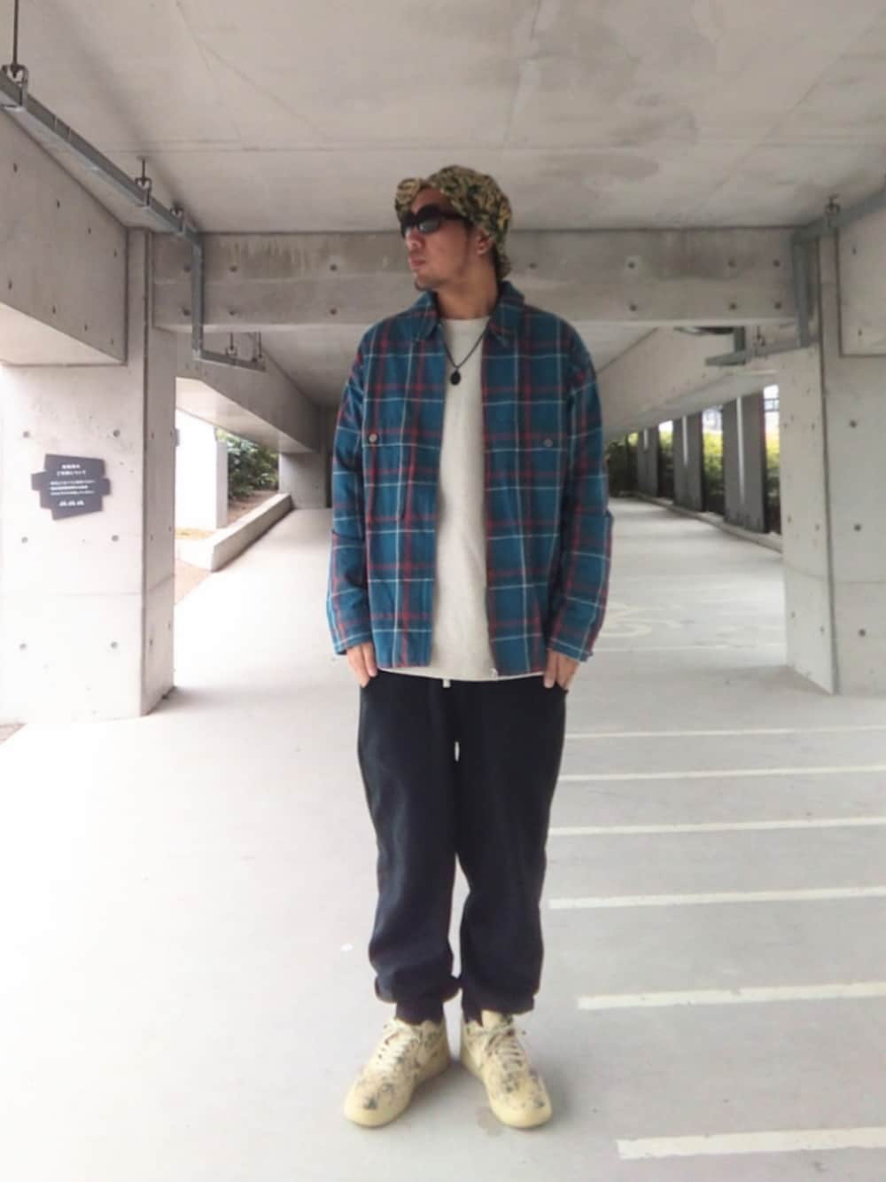 その他のブルゾン、ホワイト系のニット/セーター、ブラック系のスウェットパンツを着用したメンズの春コーディネートの2枚目の写真