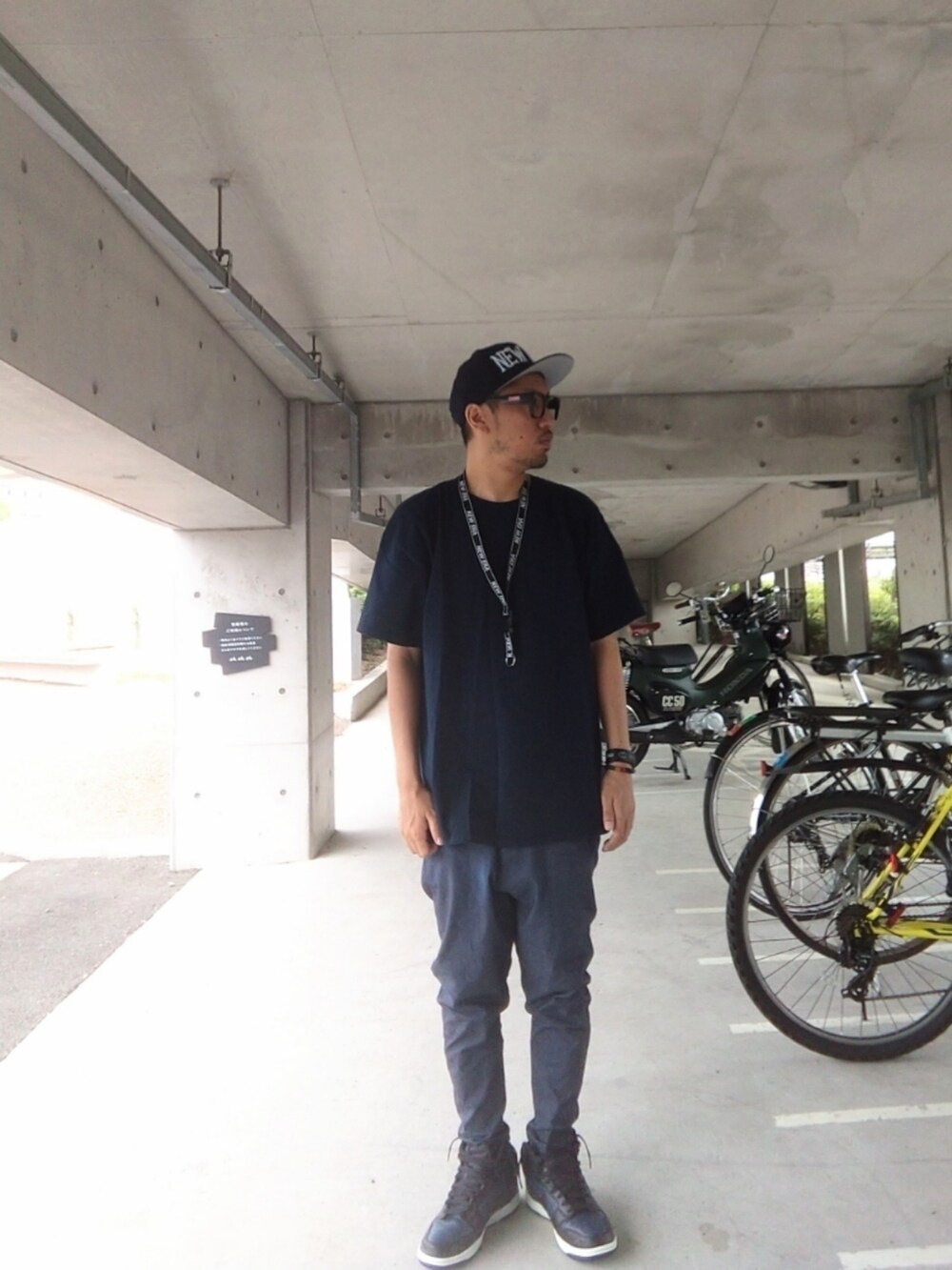 「ストリート、Champion、NEW ERA、CAMBIO、fragmentdesign、NIKE、dunk、シンプル、青、メガネ男子」｜「NEW ERAのアイテム（キャップ、ブルー系）」を使った、hasshi(ハッシー)さん（メンズ・172cm）の秋コーディネートの2枚目の写真