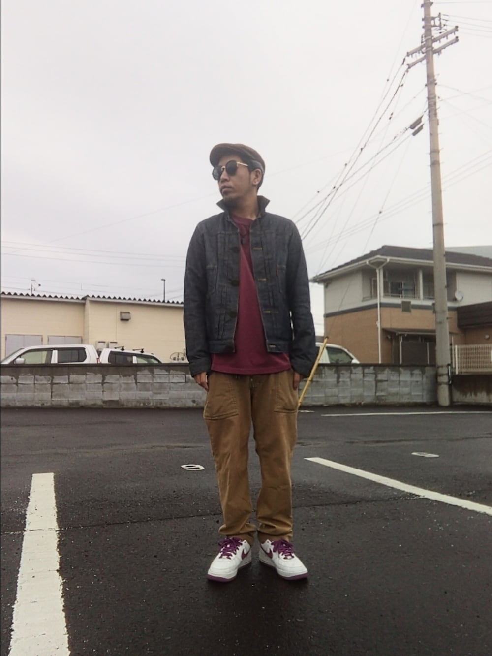 ブルー系のデニムジャケット、レッド系のTシャツ/カットソー、ブラウン系のその他パンツを着用したメンズの春コーディネートの2枚目の写真