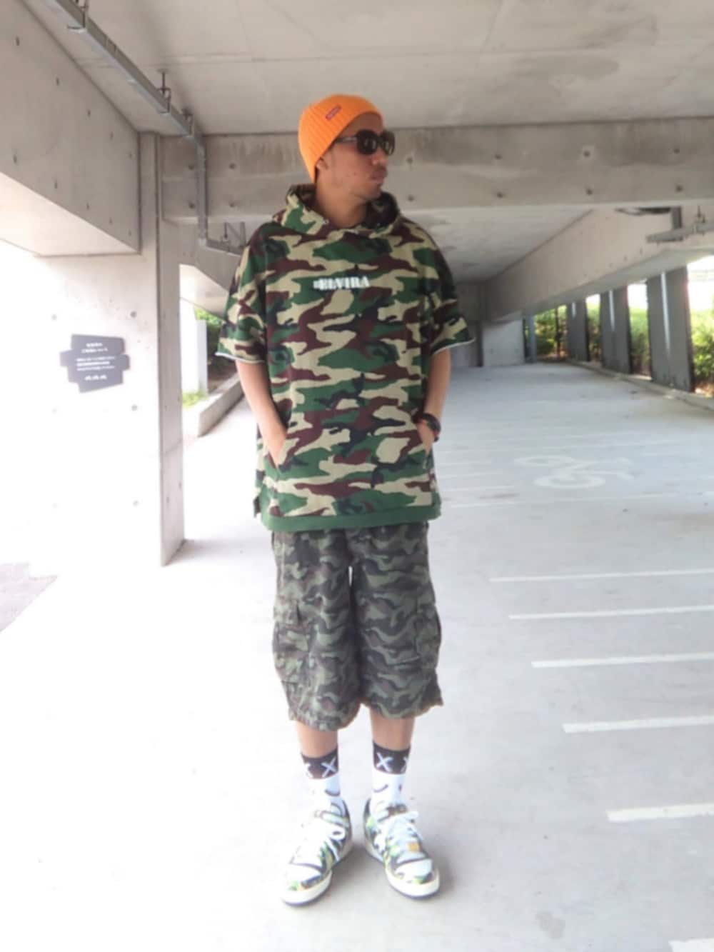 「ストリート、カモフラ、半袖パーカー、Columbia、エルビラ、靴下、靴下オタク、adidas、A BATHING APE、supreme、サングラス、ハーフパンツ、迷彩、ビーニー、ミリタリー」|「Supreme のアイテム(ニットキャップ/ビーニー、イエロー系)」を使った、hasshi(ハッシー)さん(メンズ・172cm)の春コーディネートの2枚目の写真