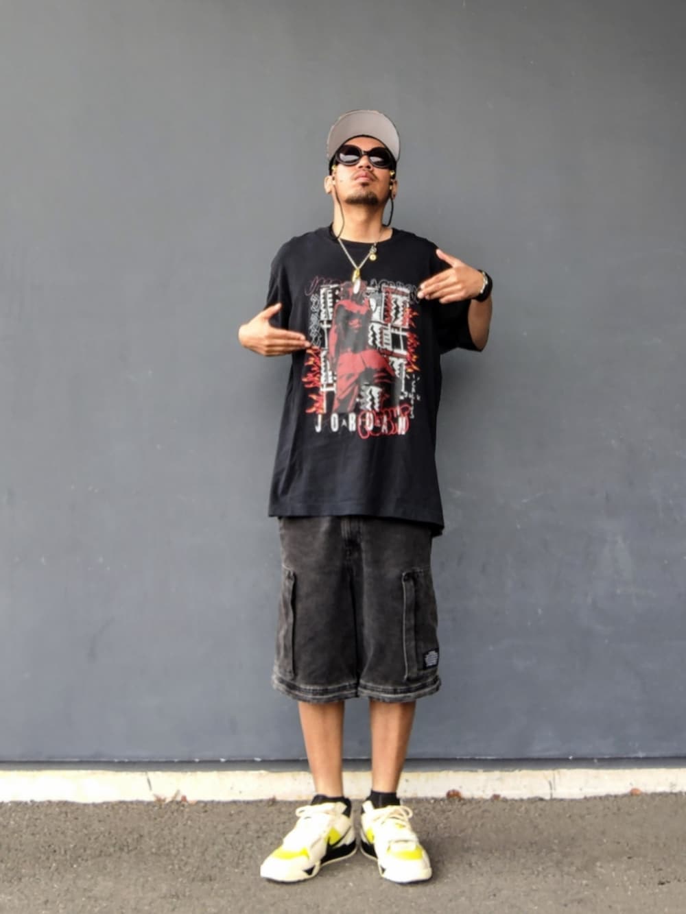 ブラック系のTシャツ/カットソー、ブラック系のその他パンツ、その他のスニーカーを着用したメンズの夏コーディネートの2枚目の写真