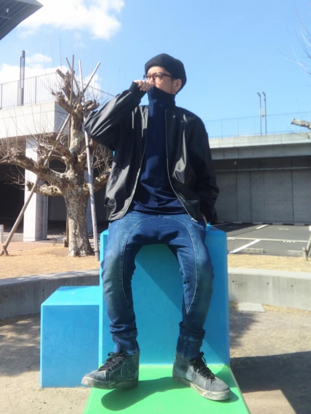 「fukami、chipclip、ハーフジップ、ベレー帽、UNIQLO、メガネ男子、ZARA、NIKE、ブレーザー、レザージャケット、デニム、プチプラ、レイヤードスタイル、タートルネック、ツートーン」｜「UNIQLOのアイテム（ハンチング/ベレー帽、ブラック系）」を使った、hasshi(ハッシー)さん（メンズ・172cm）の春コーディネートの2枚目の写真