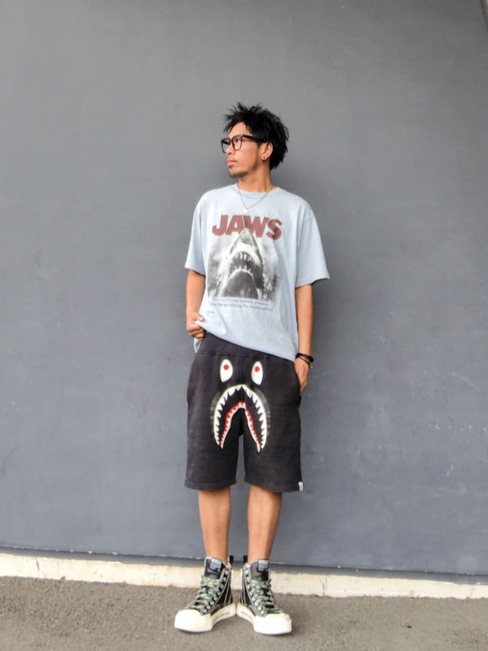 ブルー系のTシャツ/カットソー、ブラック系のその他パンツ、ブラック系のスニーカーを着用したメンズの夏コーディネートの2枚目の写真