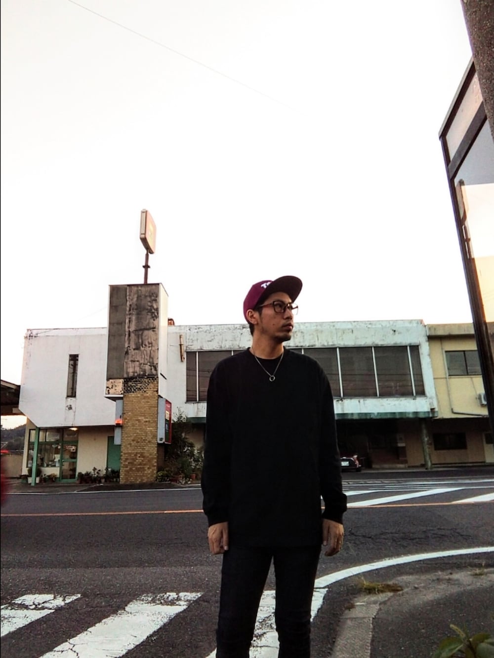 「THRASHER、ブラックコーデ、リドム、メガネ男子、スタンスミス、細身、シンプル、オトナカジュアル、スッキリ」｜「THRASHERのMAG LOGO SNAP BACK CAP/スラッシャー ロゴ キャップ 帽子（キャップ、レッド系）」を使った、hasshi(ハッシー)さん（メンズ・172cm）の秋コーディネートの2枚目の写真