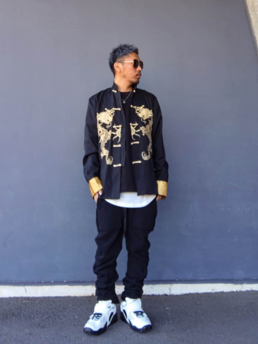 ブラック系のその他アウター、ブラック系のスウェット、ホワイト系のタンクトップを着用したメンズの冬コーディネートの2枚目の写真