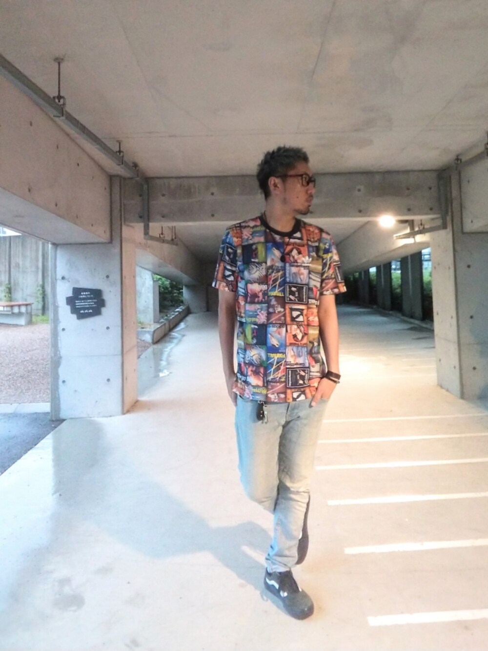 その他のTシャツ/カットソー、ブルー系のデニムパンツ、ブルー系のスニーカーを着用したメンズの秋コーディネートの2枚目の写真