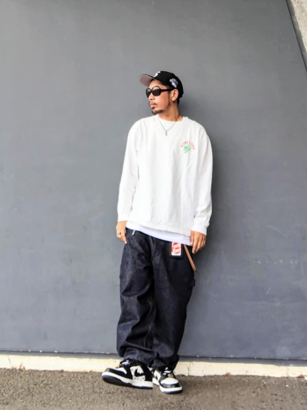 ホワイト系のTシャツ/カットソー、ホワイト系のタンクトップ、ブルー系のデニムパンツを着用したメンズの夏コーディネートの2枚目の写真