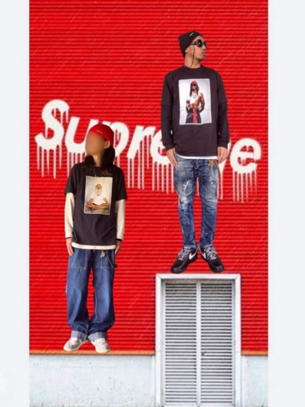 ブラック系のTシャツ/カットソー、ブラック系のTシャツ/カットソー、ブルー系のデニムパンツを着用したメンズの春コーディネートの2枚目の写真