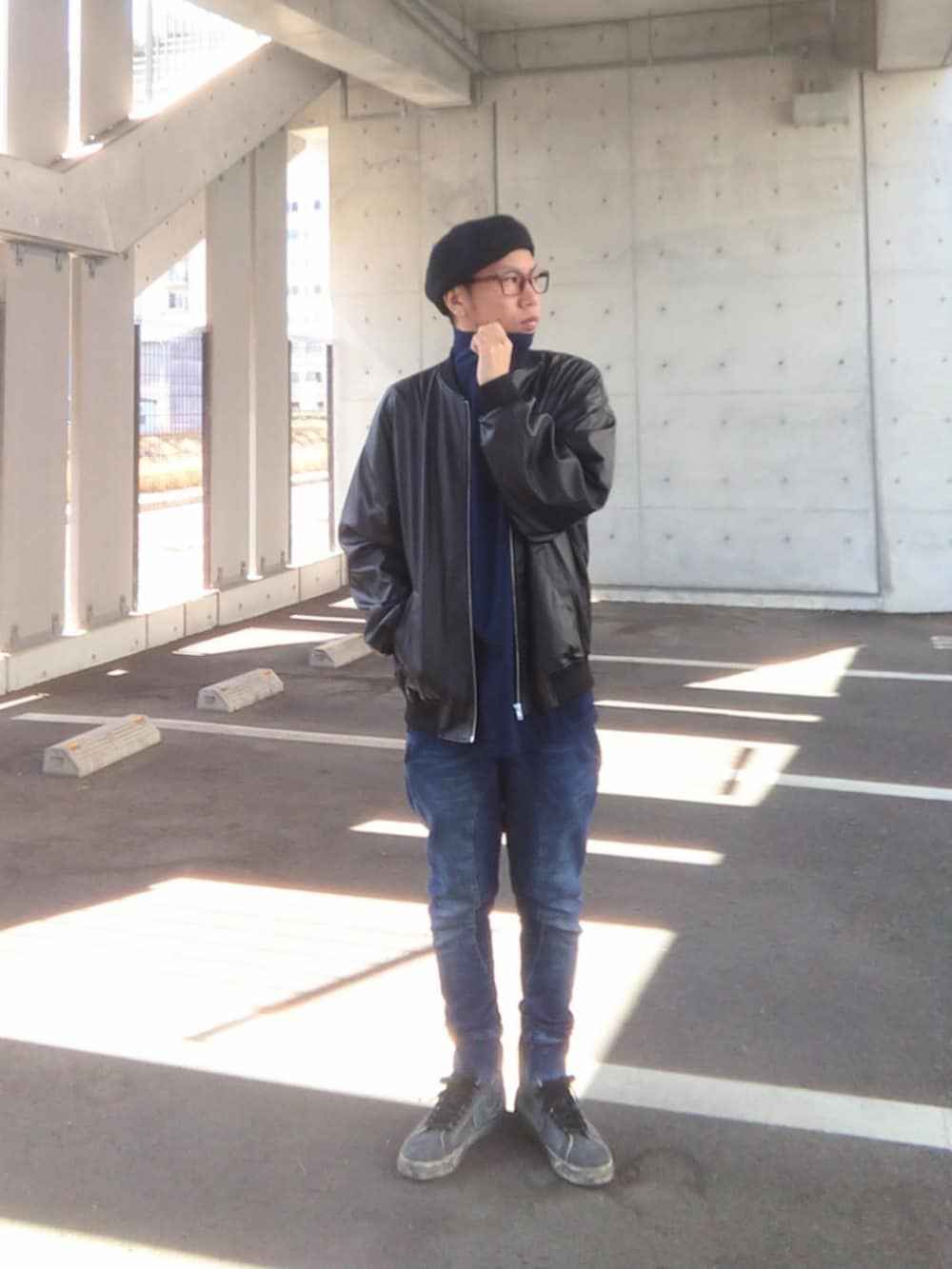 「fukami、chipclip、ハーフジップ、ベレー帽、UNIQLO、メガネ男子、ZARA、NIKE、ブレーザー、レザージャケット、デニム、プチプラ、レイヤードスタイル、タートルネック、ツートーン」｜「UNIQLOのアイテム（ハンチング/ベレー帽、ブラック系）」を使った、hasshi(ハッシー)さん（メンズ・172cm）の春コーディネートの3枚目の写真