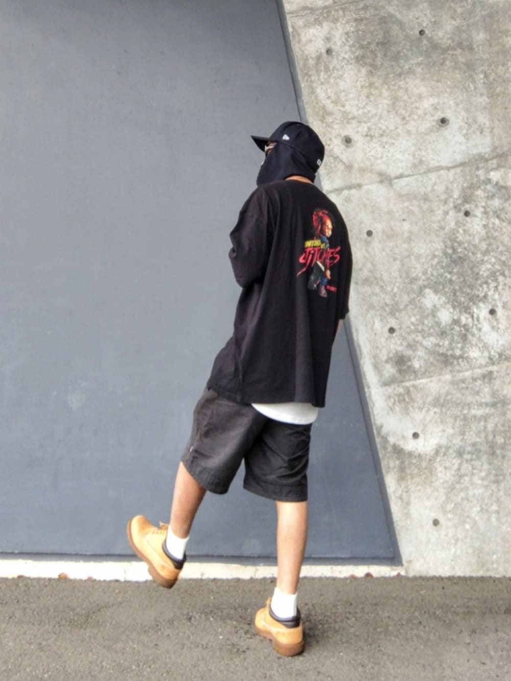 ブラック系のTシャツ/カットソー、ブラック系のその他パンツ、イエロー系のブーツを着用したメンズの夏コーディネートの2枚目の写真
