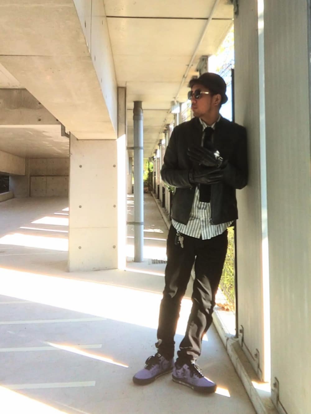 ブラック系のライダースジャケット、グリーン系のシャツ/ブラウス、ブラック系のチノパンツを着用したメンズの秋コーディネートの3枚目の写真