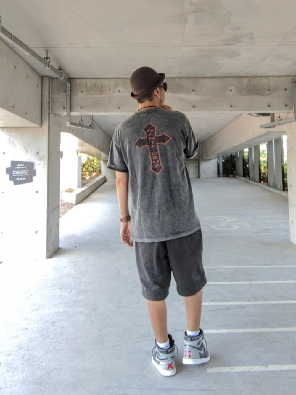 ブラック系のTシャツ/カットソー、ブラック系のその他パンツ、グレー系のスニーカーを着用したメンズの夏コーディネートの2枚目の写真