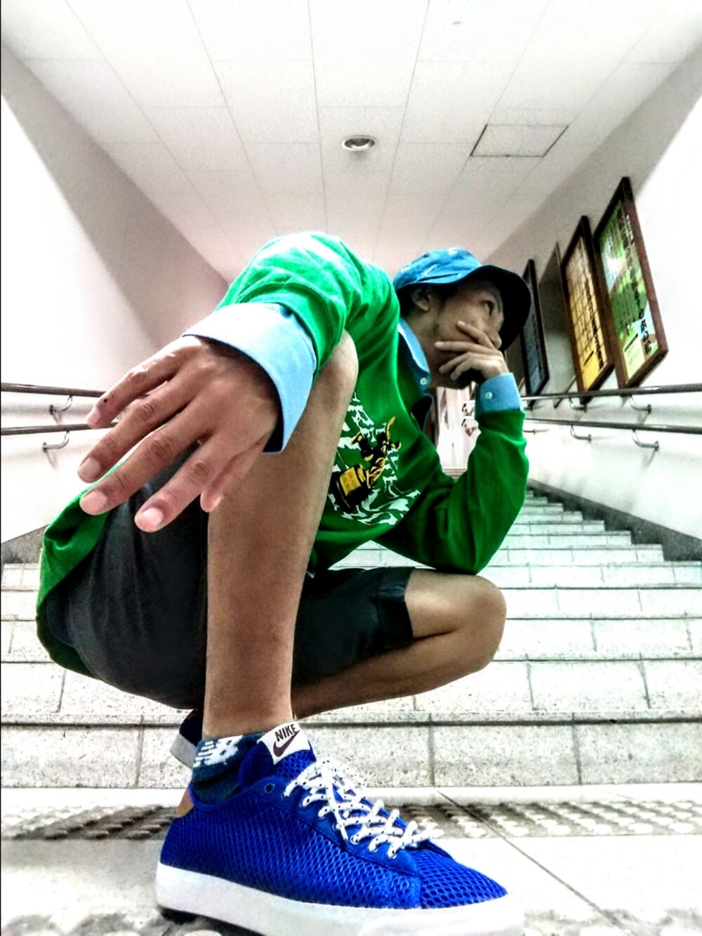 グリーン系のTシャツ/カットソー、グレー系のその他パンツ、ブルー系のスニーカーを着用したメンズの秋コーディネートの3枚目の写真