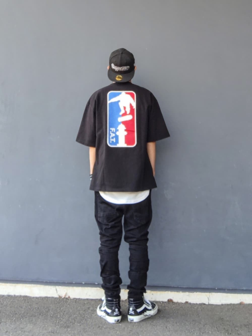 ブラック系のTシャツ/カットソー、ブラック系のデニムパンツ、ブラック系のスニーカーを着用したメンズの夏コーディネートの2枚目の写真