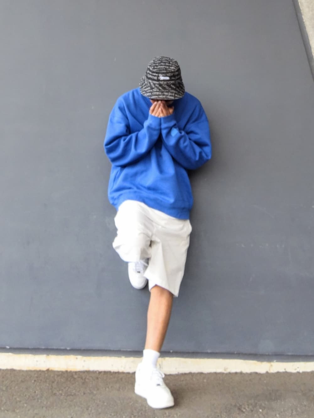 ブルー系のスウェット、ホワイト系のTシャツ/カットソー、ホワイト系のタンクトップを着用したメンズの春コーディネートの2枚目の写真