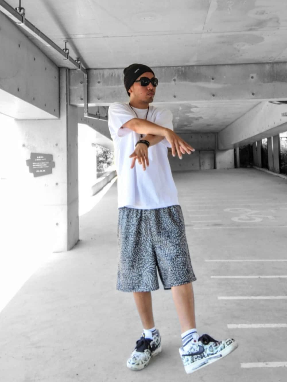 ホワイト系のTシャツ/カットソー、グレー系のパンツ、ホワイト系のスニーカーを着用したメンズの夏コーディネートの2枚目の写真