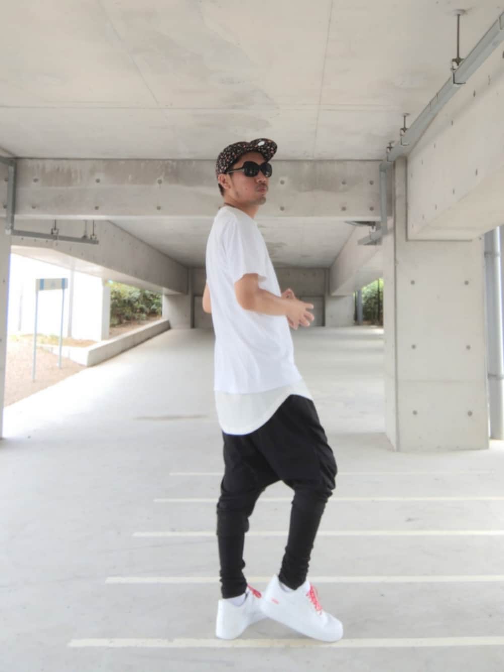 ホワイト系のTシャツ/カットソー、ホワイト系のタンクトップ、ブラック系のその他パンツを着用したメンズの夏コーディネートの2枚目の写真