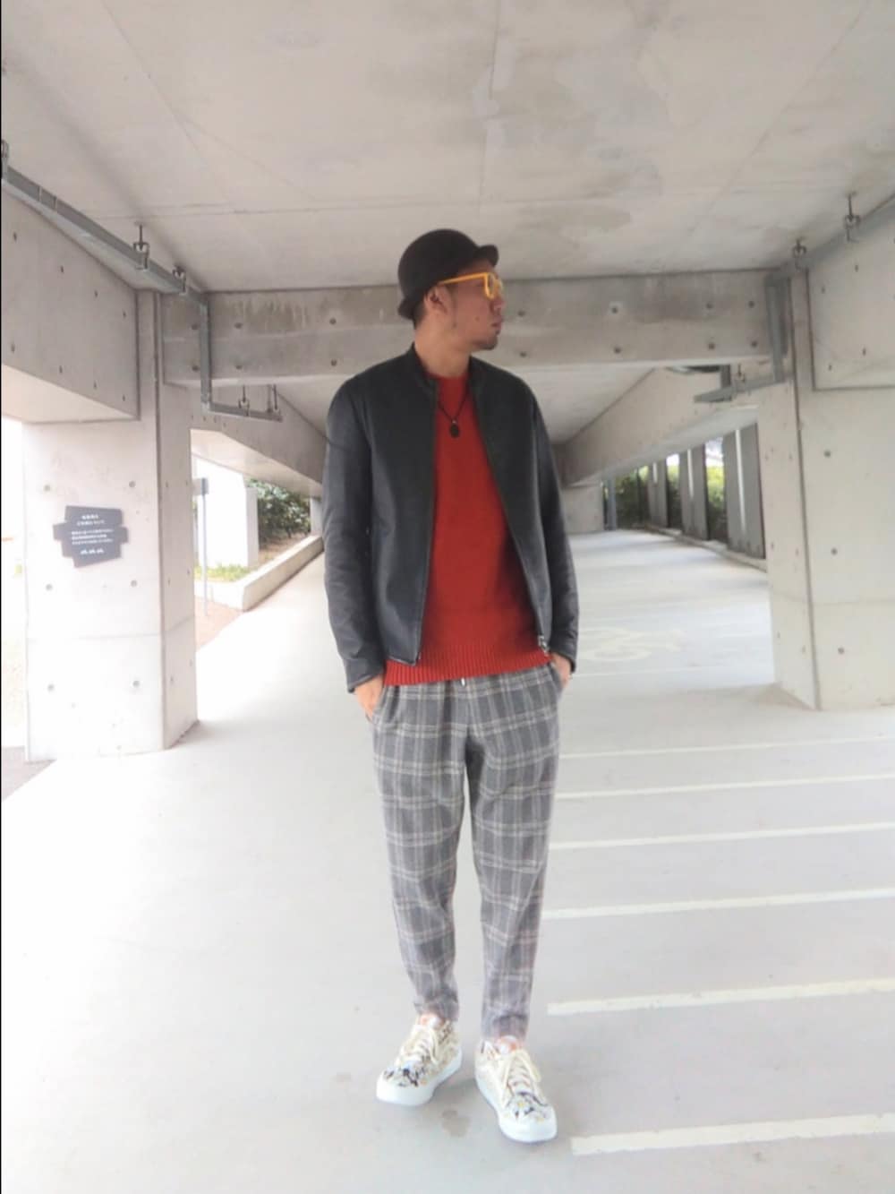 ブラック系のライダースジャケット、オレンジ系のニット/セーター、ベージュ系のその他パンツを着用したメンズの冬コーディネートの2枚目の写真