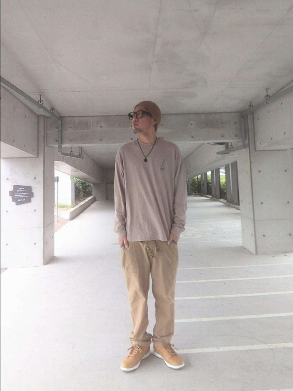 ベージュ系のTシャツ/カットソー、ブラウン系のその他パンツ、ブラウン系のスニーカーを着用したメンズの春コーディネートの2枚目の写真