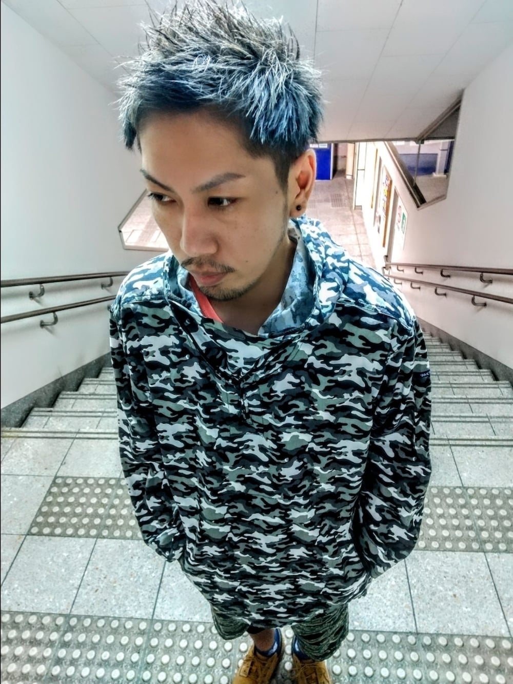 その他のパンツ、イエロー系のブーツ、その他のパーカーを着用したメンズの夏コーディネートの3枚目の写真