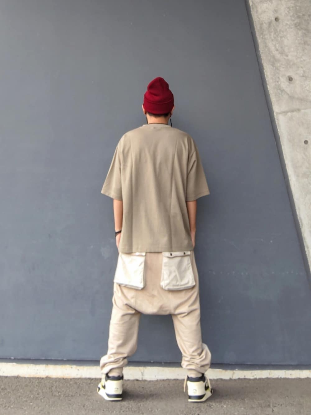 グリーン系のTシャツ/カットソー、ベージュ系のその他パンツ、その他のスニーカーを着用したメンズの秋コーディネートの2枚目の写真