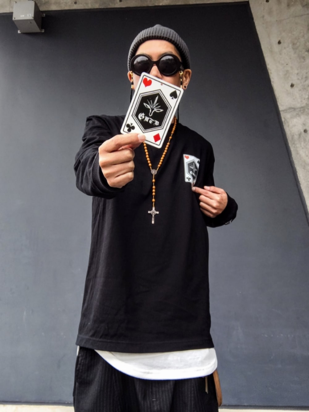 ブラック系のTシャツ/カットソー、ブラック系のその他パンツ、グリーン系のブーツを着用したメンズの春コーディネートの3枚目の写真