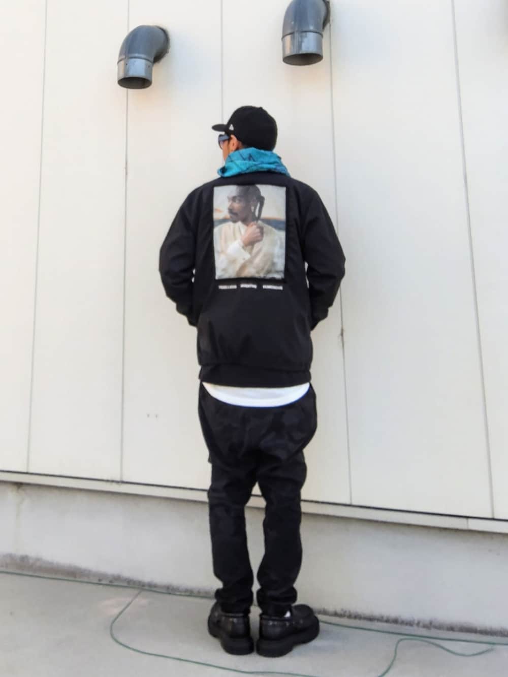 ブラック系のその他アウター、ブラック系のスウェット、ホワイト系のタンクトップを着用したメンズの冬コーディネートの3枚目の写真