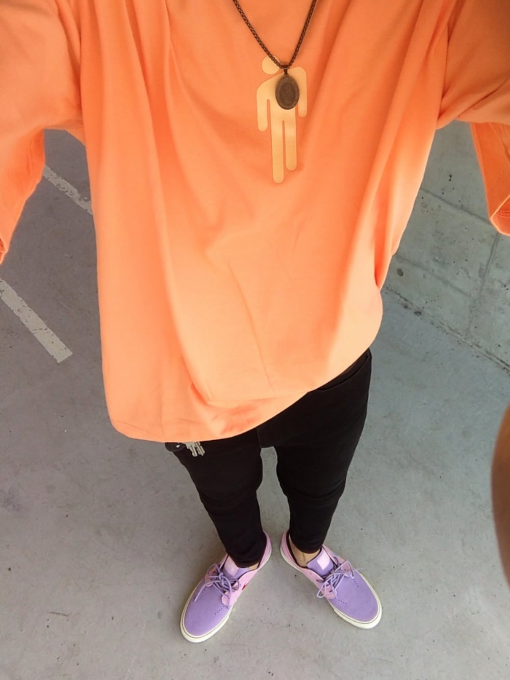 オレンジ系のTシャツ/カットソー、ブラック系のデニムパンツ、パープル系のスニーカーを着用したメンズの夏コーディネートの3枚目の写真