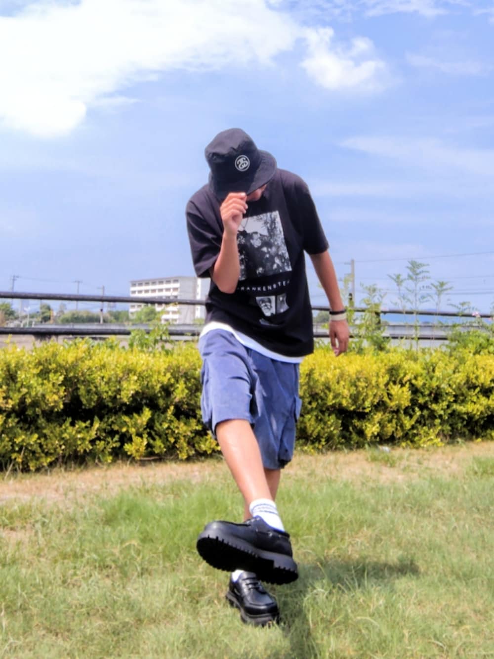 ブラック系のTシャツ/カットソー、ホワイト系のタンクトップ、ブルー系のその他パンツを着用したメンズの夏コーディネートの2枚目の写真