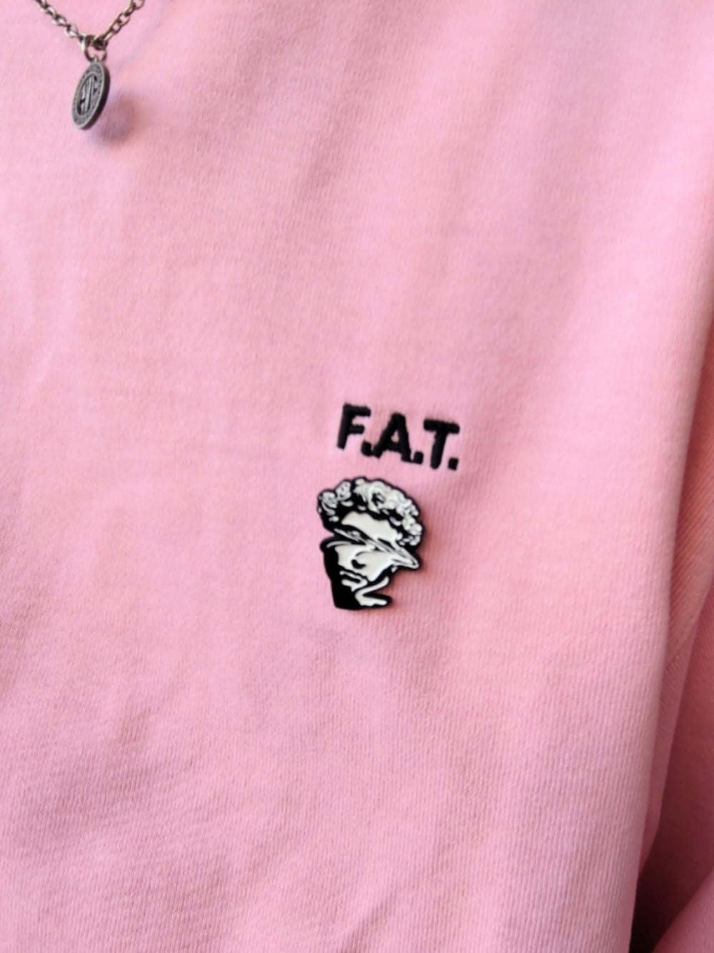 ピンク系のTシャツ/カットソー、ホワイト系のタンクトップ、ブルー系のデニムパンツを着用したメンズの冬コーディネートの3枚目の写真