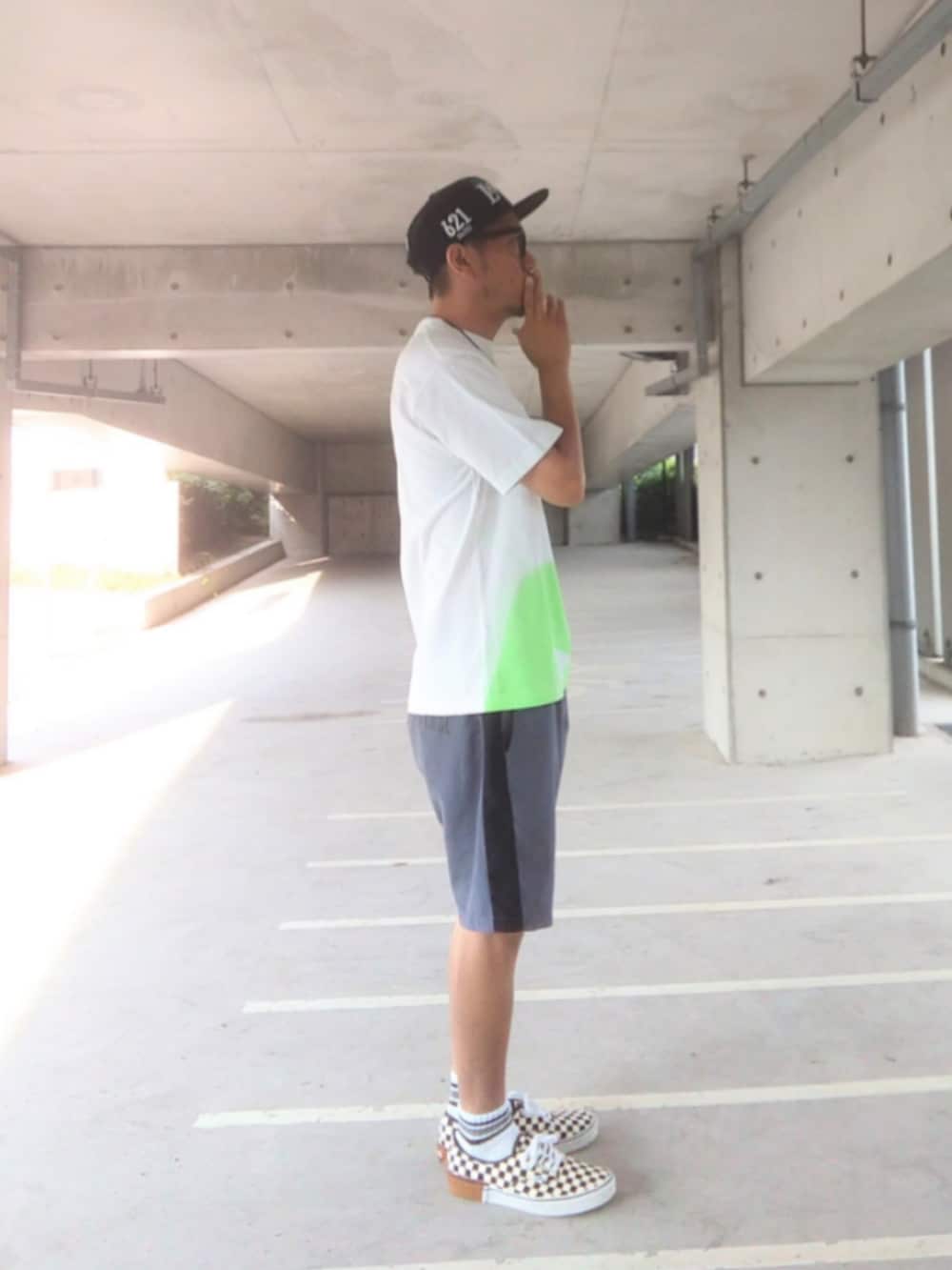 ホワイト系のTシャツ/カットソー、グレー系のパンツ、その他のスニーカーを着用したメンズの夏コーディネートの2枚目の写真