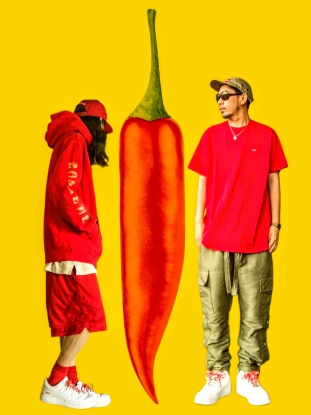レッド系のTシャツ/カットソー、グリーン系のその他パンツ、ホワイト系のスニーカーを着用したメンズの夏コーディネートの2枚目の写真