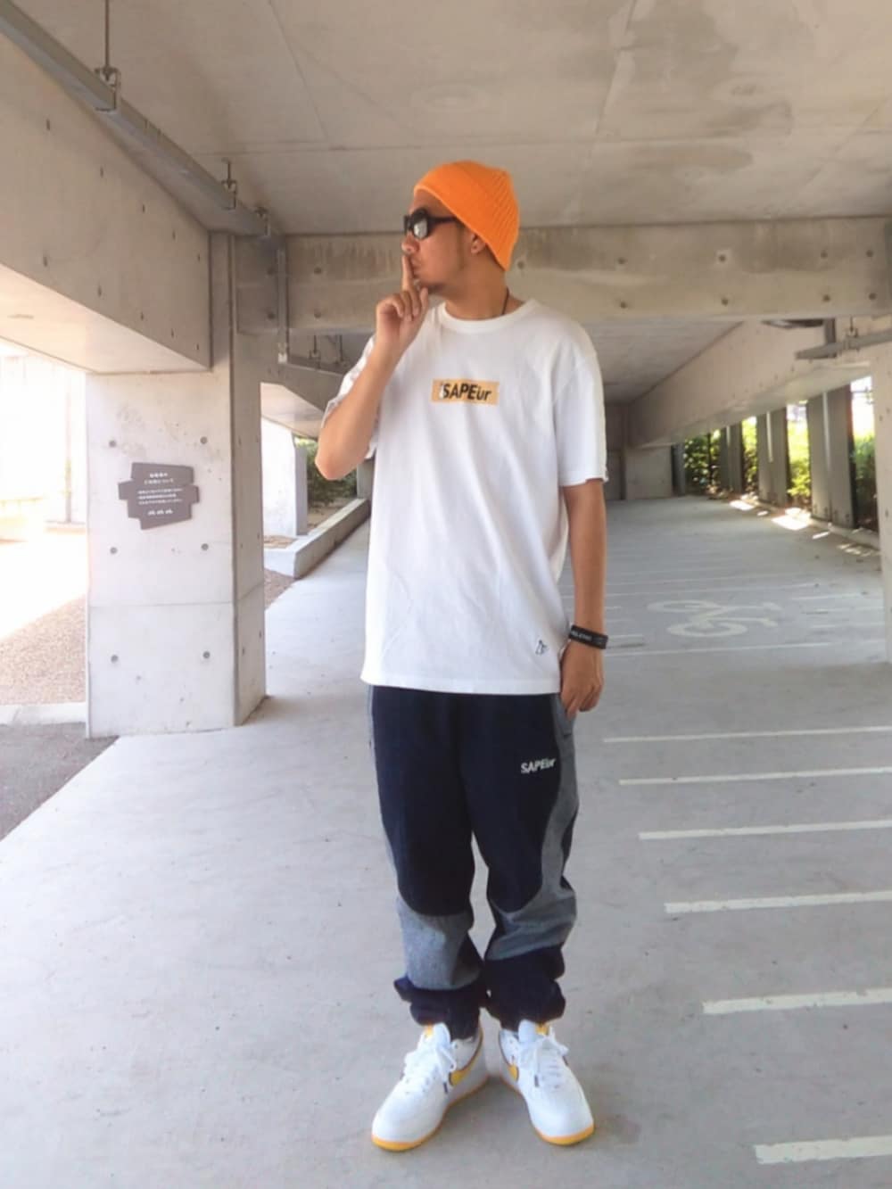 ホワイト系のTシャツ/カットソー、ブルー系のデニムパンツ、ホワイト系のスニーカーを着用したメンズの夏コーディネートの2枚目の写真