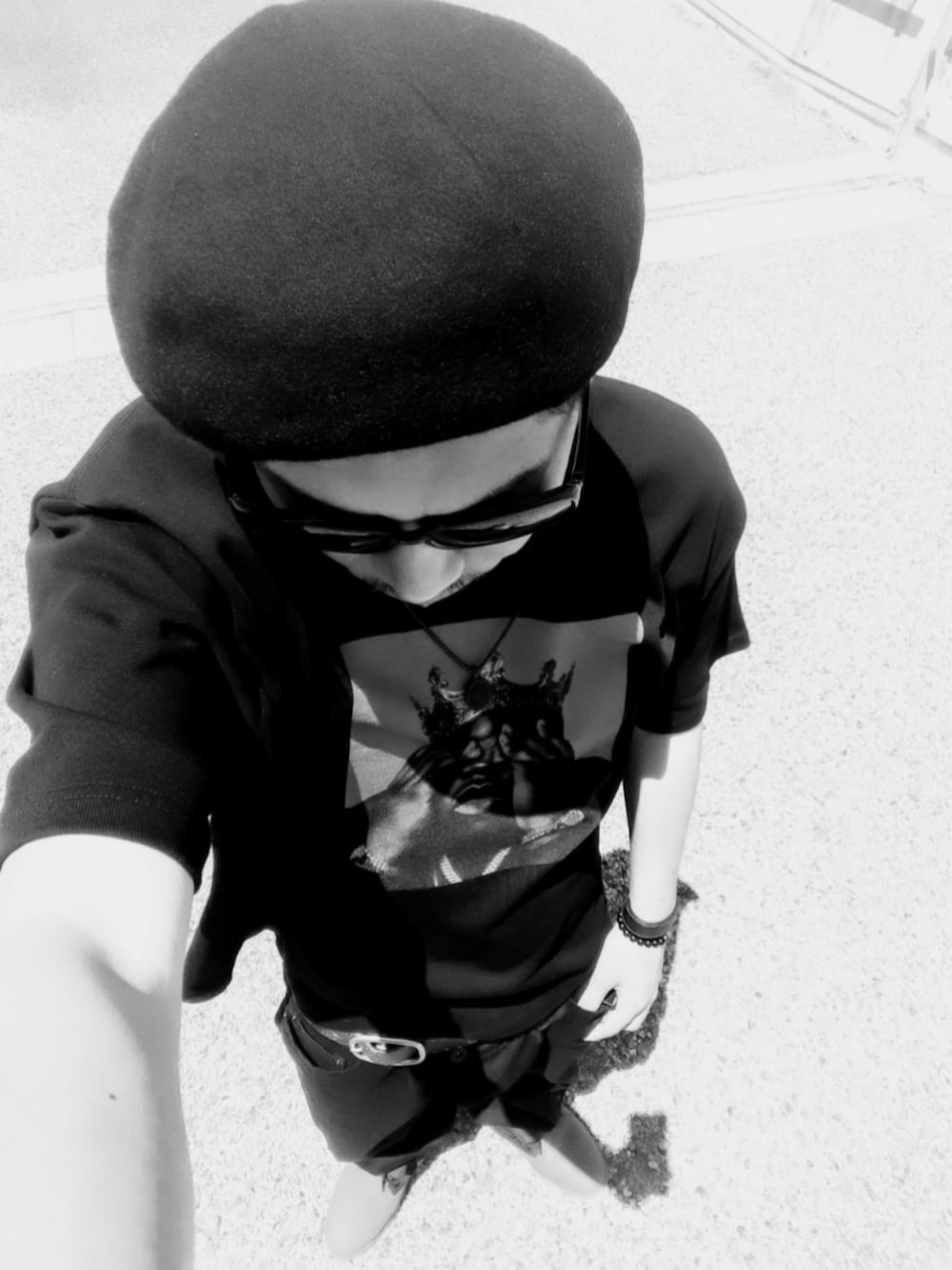 ブラック系のTシャツ/カットソー、ブラック系のデニムパンツ、レッド系のブーツを着用したメンズの夏コーディネートの2枚目の写真