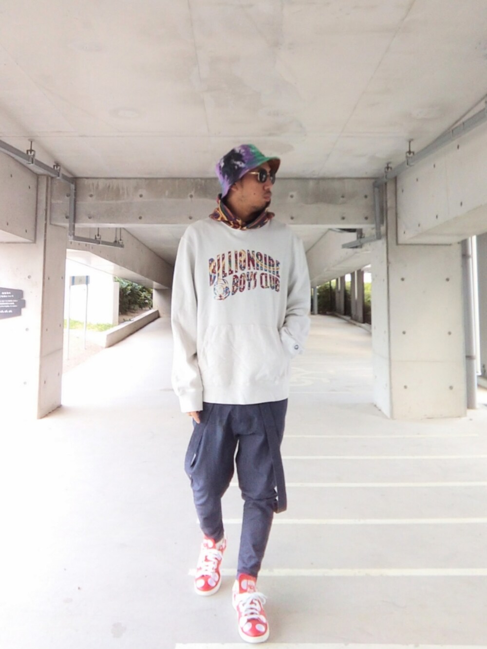 その他のパーカー、ブルー系のその他パンツ、レッド系のスニーカーを着用したメンズの冬コーディネートの2枚目の写真