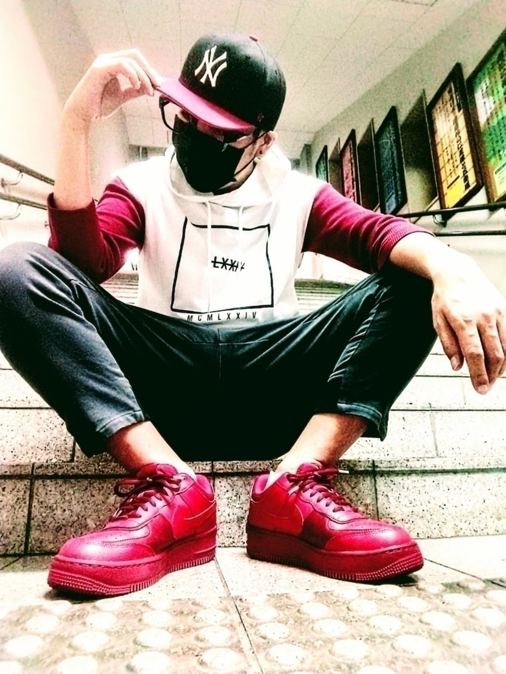 ホワイト系のトップス、グレー系のパンツ、レッド系のスニーカーを着用したメンズの夏コーディネートの2枚目の写真