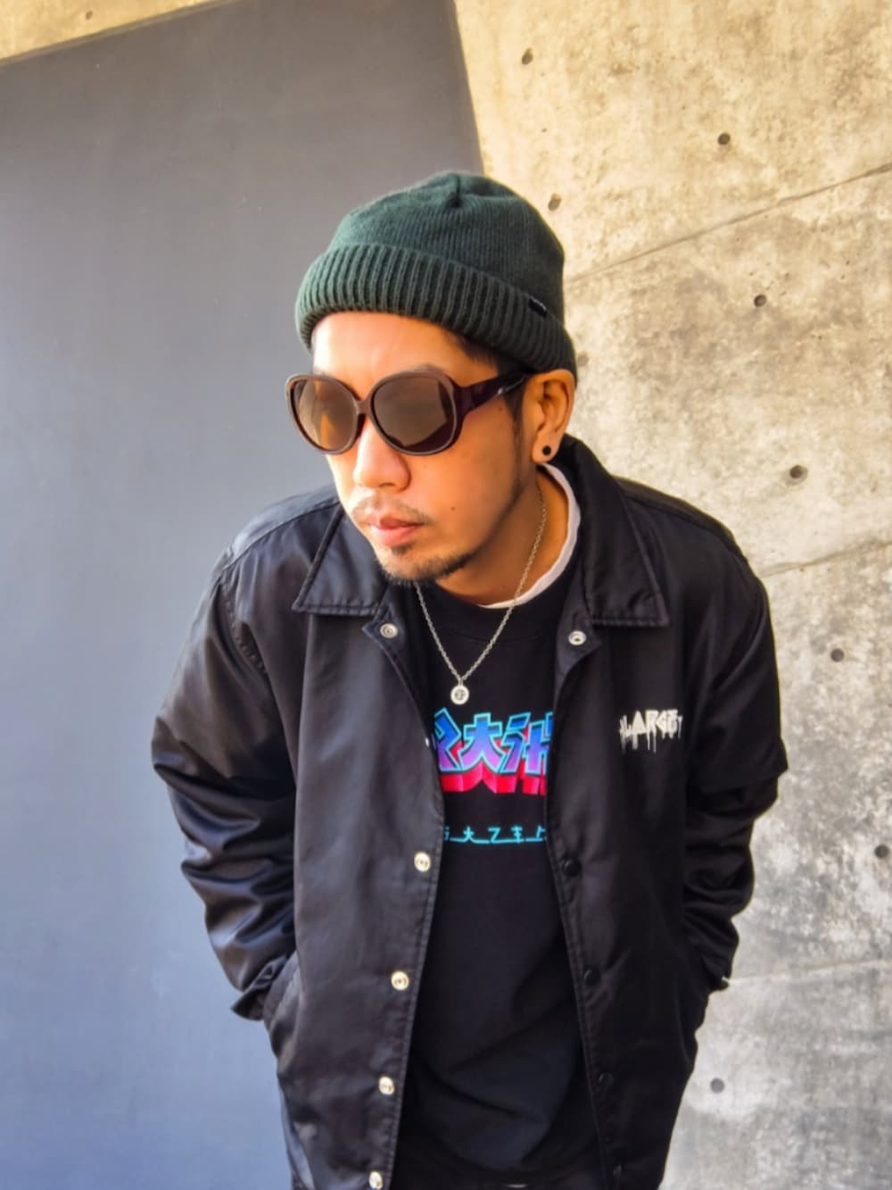 ブラック系のナイロンジャケット、ブラック系のスウェット、ブラック系のモカシン/デッキシューズを着用したメンズの冬コーディネートの4枚目の写真