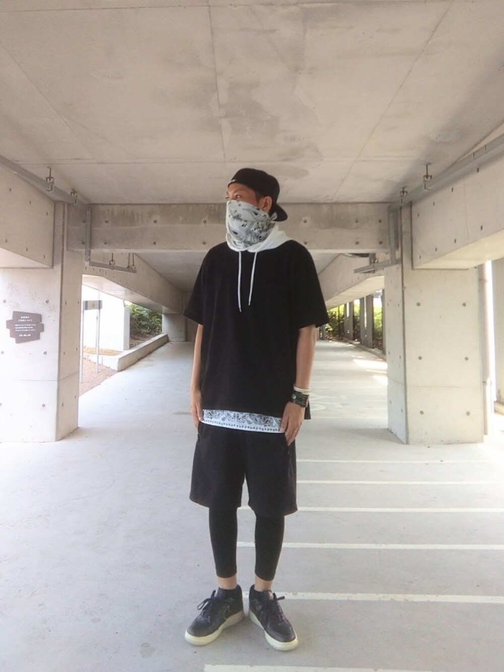 ブラック系のその他パンツ、ホワイト系のトップス、ブラック系のTシャツ/カットソーを着用したメンズの秋コーディネートの3枚目の写真