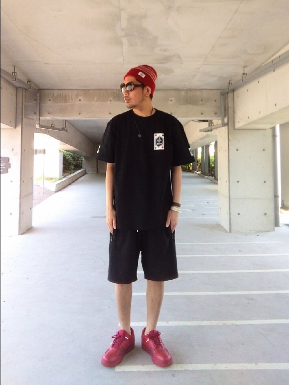 ブラック系のTシャツ/カットソー、ブラック系のその他パンツ、レッド系のスニーカーを着用したメンズの夏コーディネートの3枚目の写真