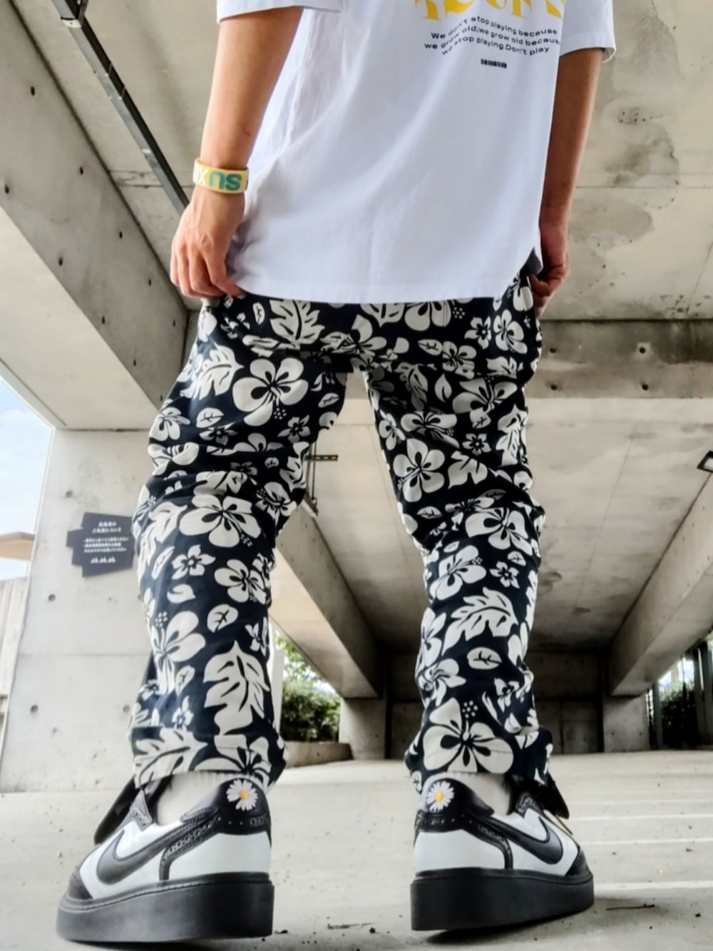 ホワイト系のTシャツ/カットソー、ブラック系のその他パンツ、ブラック系のスニーカーを着用したメンズの夏コーディネートの3枚目の写真