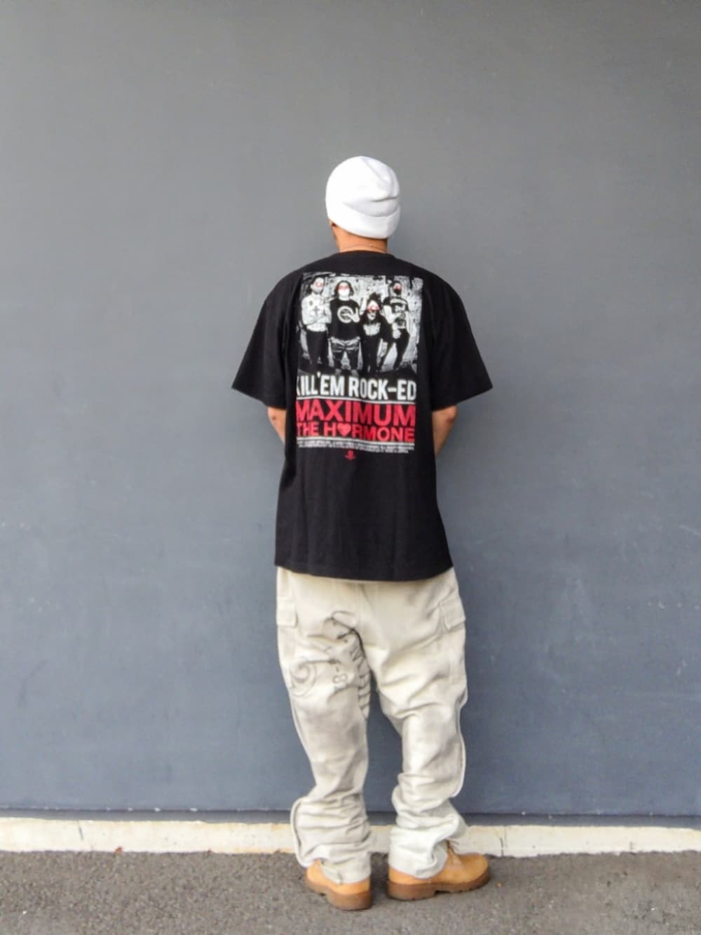 ブラック系のTシャツ/カットソー、ホワイト系のその他パンツ、イエロー系のブーツを着用したメンズの夏コーディネートの2枚目の写真