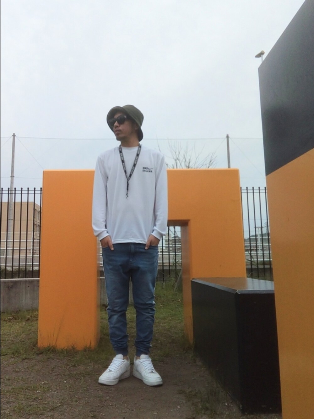 ホワイト系のスニーカー、ホワイト系のTシャツ/カットソー、ブルー系のパンツを着用したメンズの春コーディネートの2枚目の写真