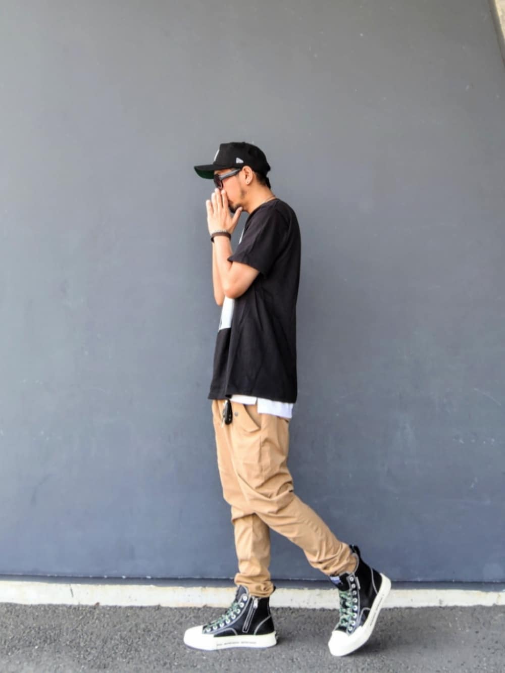 ブラック系のTシャツ/カットソー、ベージュ系のその他パンツ、ブラック系のスニーカーを着用したメンズの夏コーディネートの2枚目の写真