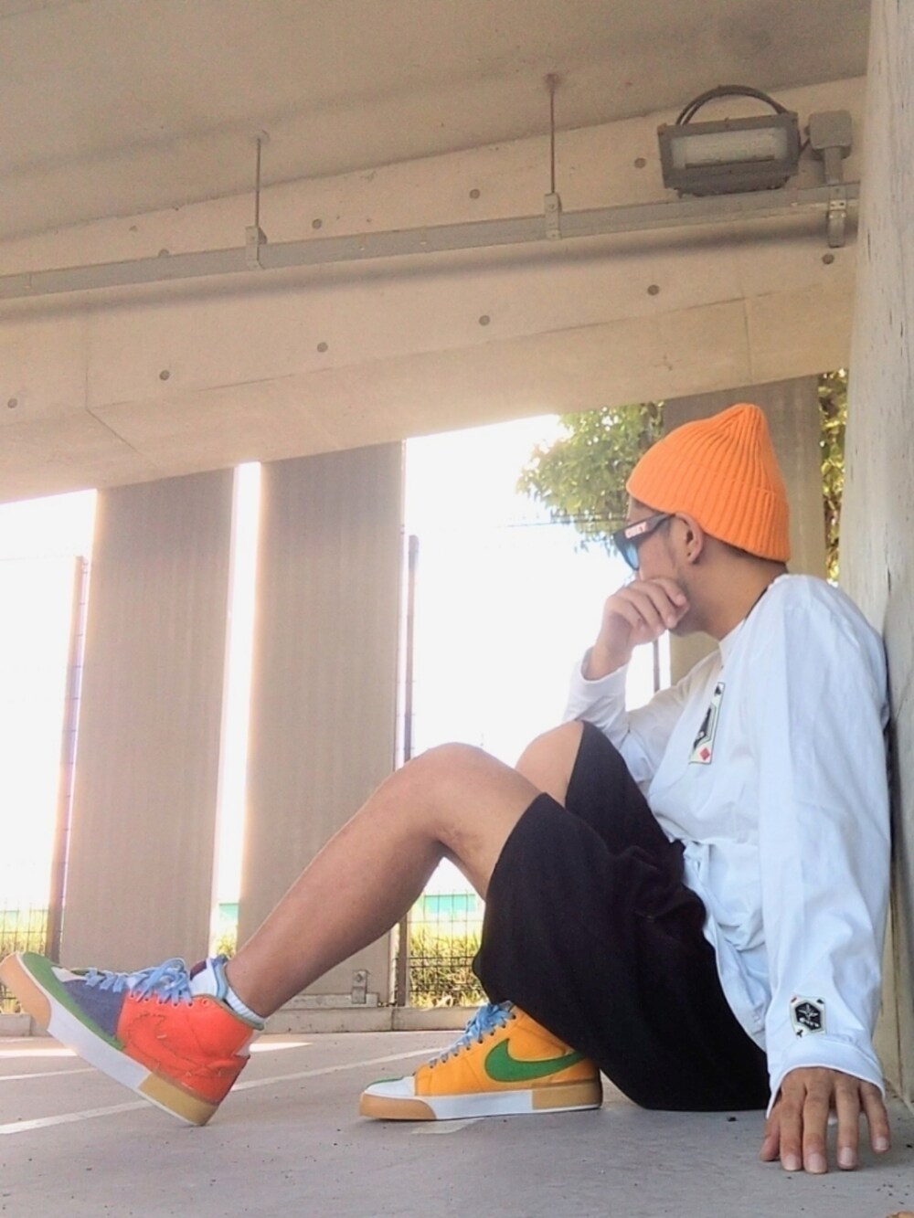 ホワイト系のTシャツ/カットソー、ブラック系のその他パンツ、オレンジ系のスニーカーを着用したメンズの秋コーディネートの2枚目の写真