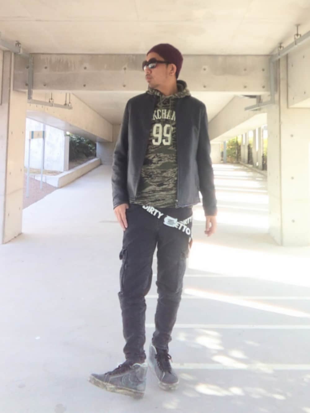 その他のパーカー、ブラック系のライダースジャケット、ブラック系のデニムパンツを着用したメンズの冬コーディネートの2枚目の写真