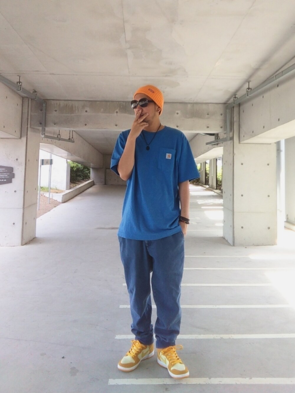 ブルー系のTシャツ/カットソー、ブルー系のデニムパンツ、イエロー系のスニーカーを着用したメンズの秋コーディネートの2枚目の写真