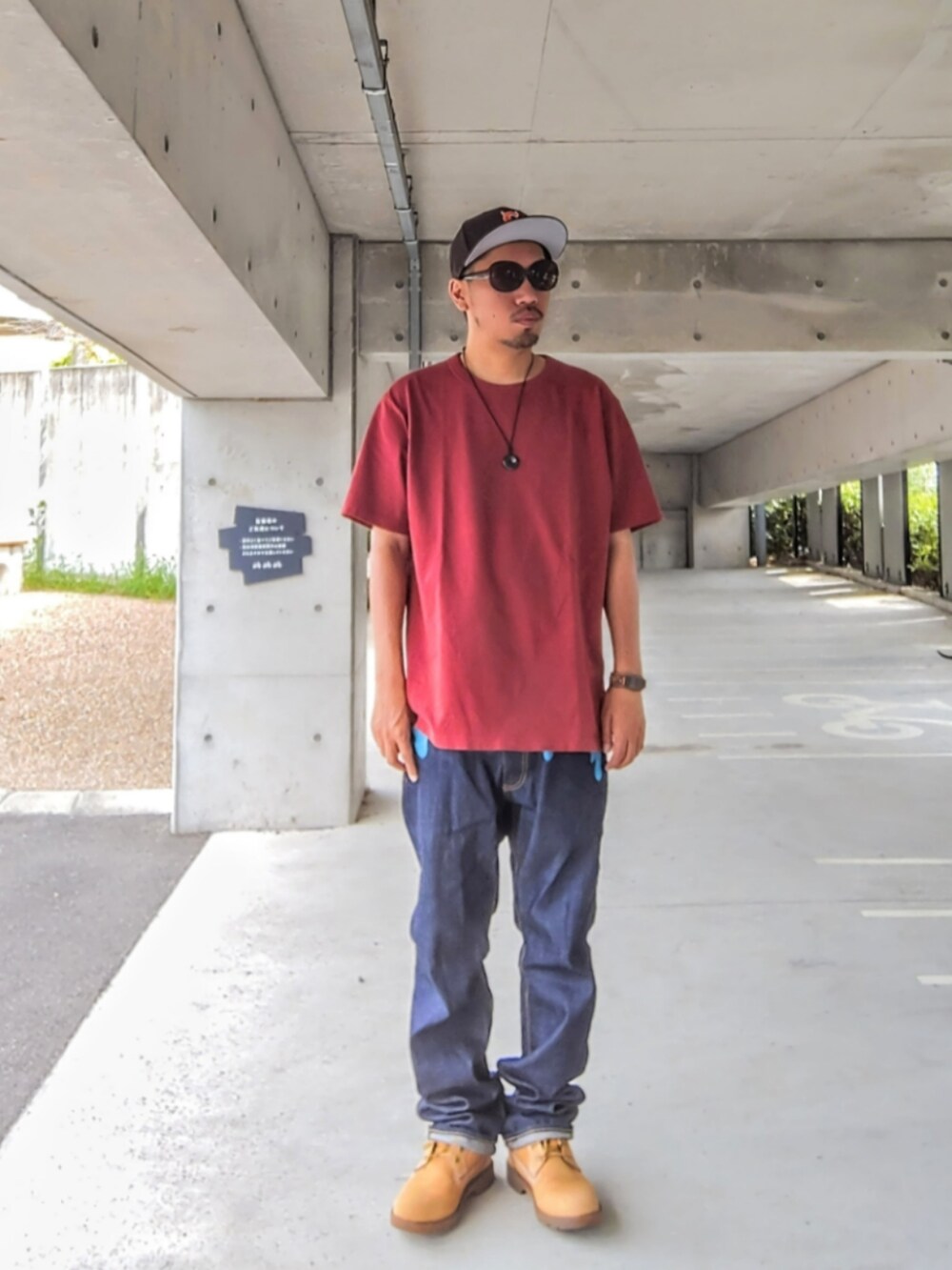 ブラウン系のTシャツ/カットソー、ブルー系のデニムパンツ、イエロー系のブーツを着用したメンズの秋コーディネートの2枚目の写真