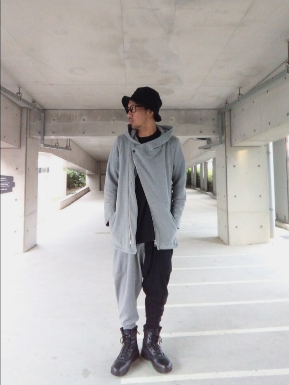 グレー系のパーカー、その他のスウェットパンツ、ブラック系のブーツを着用したメンズの秋コーディネートの2枚目の写真