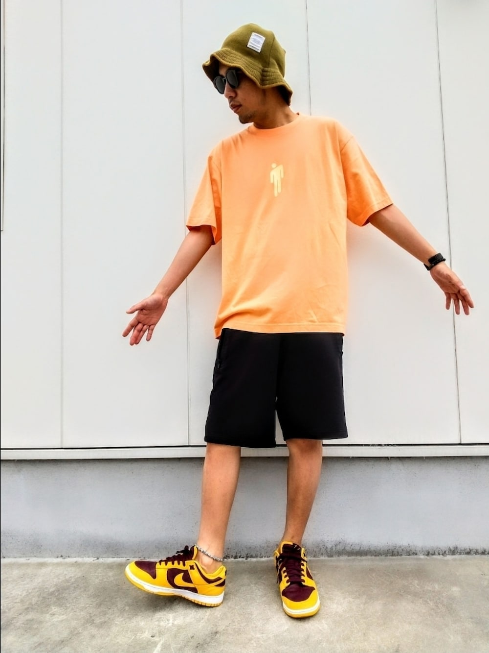 「DAISOサングラス、H&M divided、dunk、ダンクロー、バケハ、UNIQLO、ハンドメイド、オレンジTシャツ、KJ、アヒル口、楽ちんスタイル、黒ハーフパンツ、数珠ブレスレット、カレッジカラー、ニットハット」｜「430のアイテム（ハット、グリーン系）」を使った、hasshi(ハッシー)さん（メンズ・172cm）の夏コーディネートの2枚目の写真