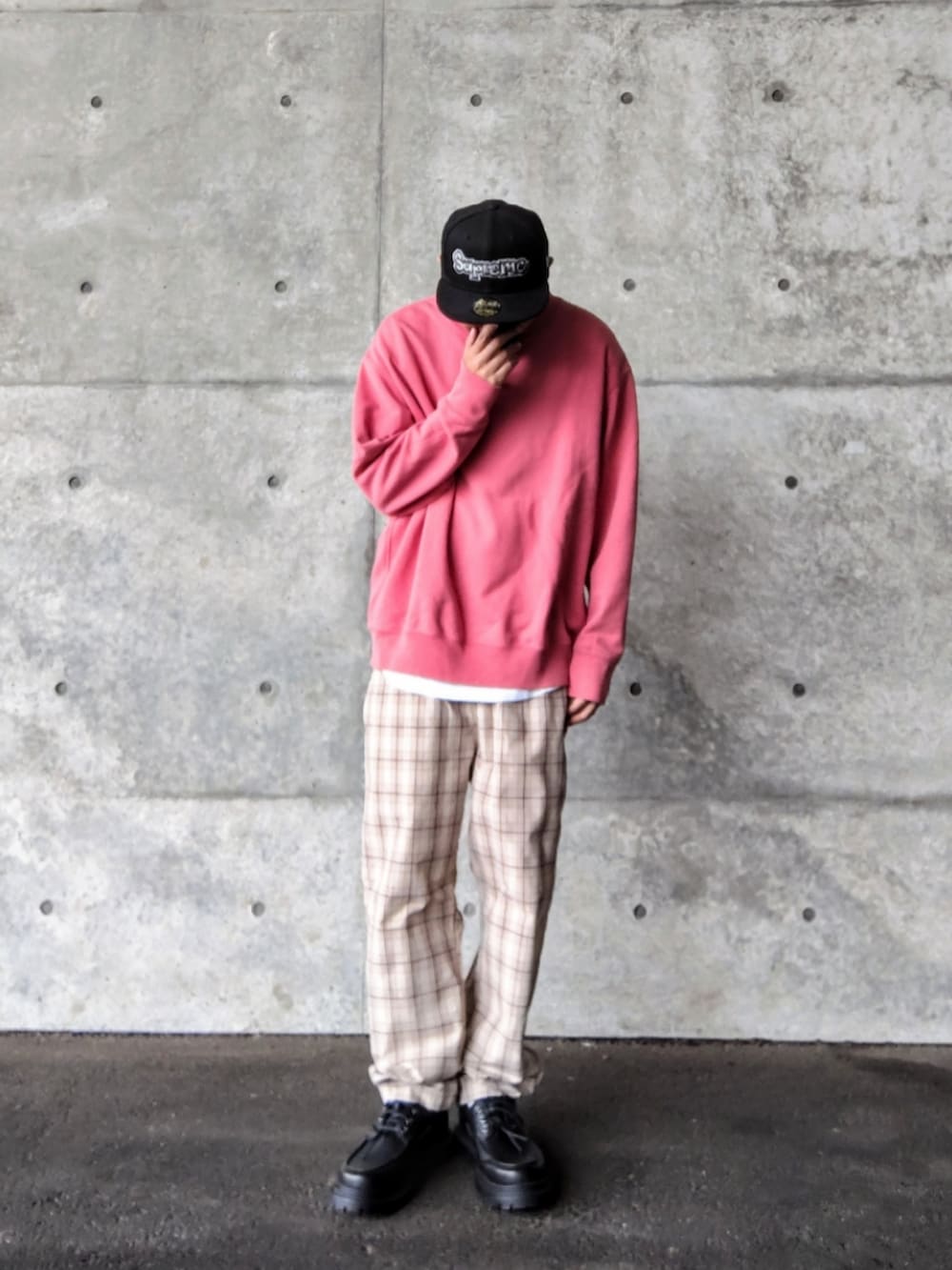 ピンク系のスウェット、ベージュ系のその他パンツ、ブラック系のモカシン/デッキシューズを着用したメンズの春コーディネートの2枚目の写真